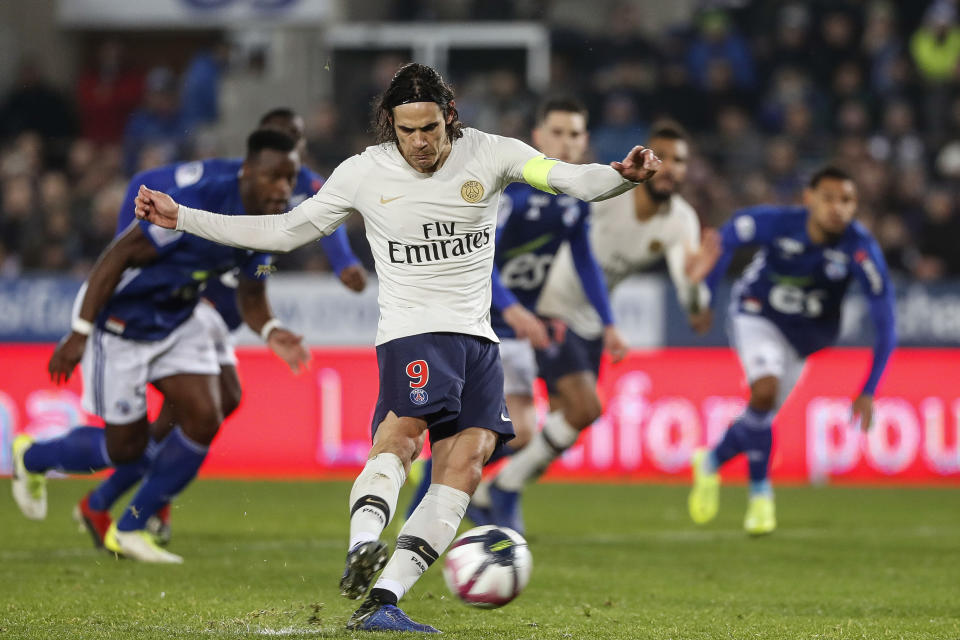 El uruguayo Edinson Cavani anota un gol para la causa del PSG en duelo de la liga francesa ante Estrasburgo, el miércoles 5 de diciembre de 2018, en Stade de la Meinau, de Estrasburgo, Francia. (AP Foto/Jean-Francois Badias)