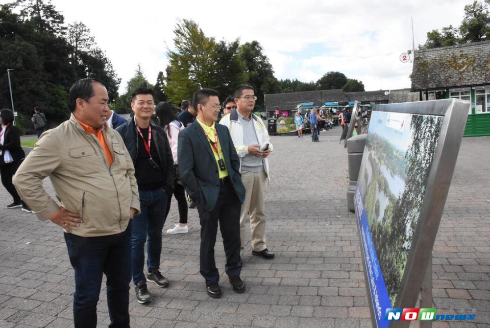 彰化縣長魏明谷觀摩英國湖區自然資源與環境永續發展，園內為冰河時代所冰蝕形成寬闊U形谷。（圖／記者陳雅芳翻攝，2017.8.11）