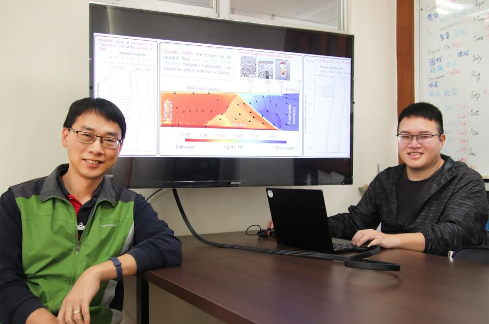 中央大學有關地下水出流現象研究，成果刊載於《水文學雜誌》頂尖期刊，左為應地所王士榮副教授、右為第一作者越南籍博士生鄧明君。中央大學提供