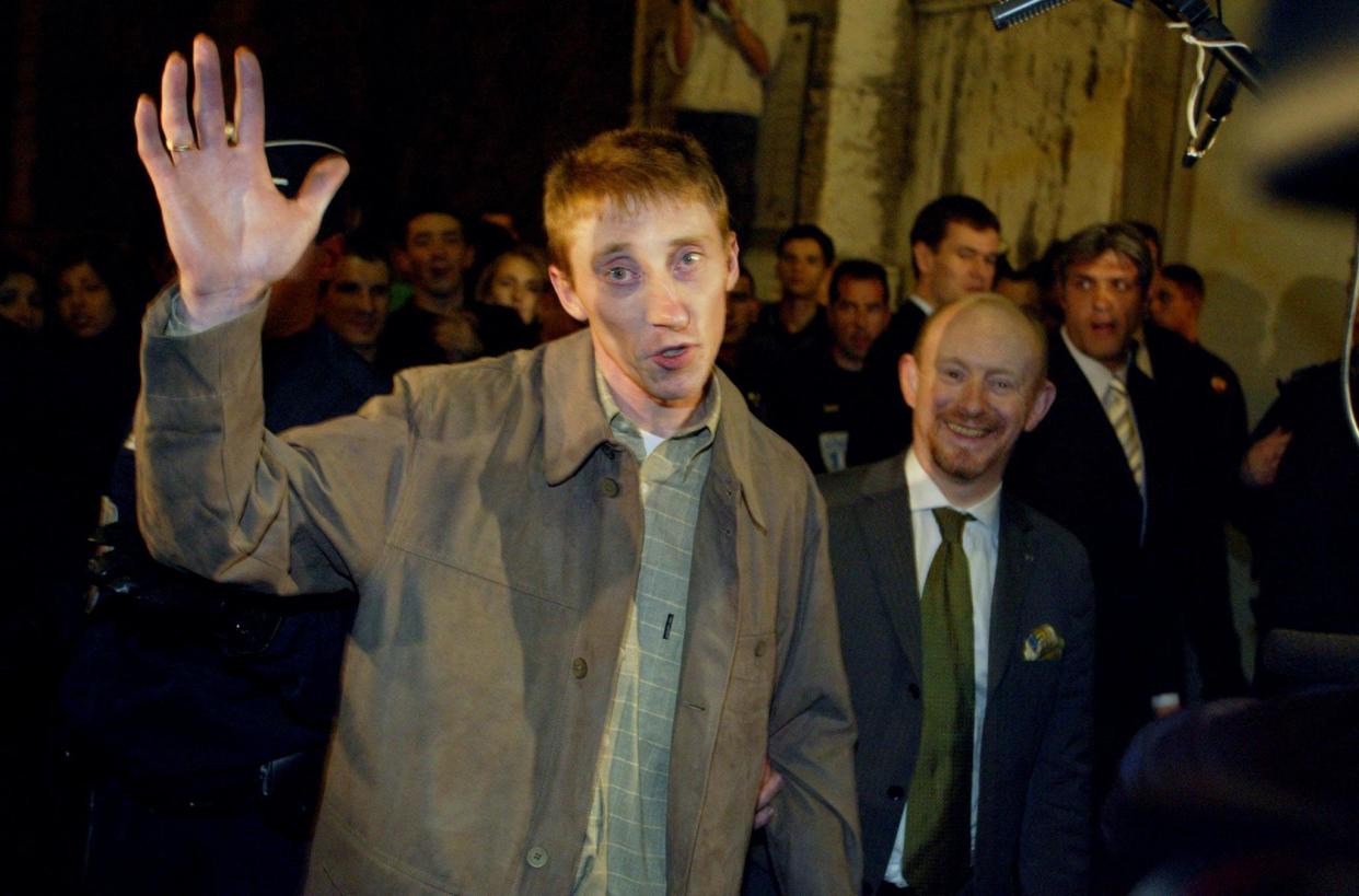 Patrick Dils le 24 avril 2002, après avoir été définitivement acquitté par la cour d'assises des mineurs du Rhône (Photo PHILIPPE MERLE / AFP)