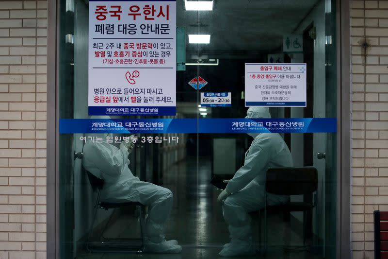 Trabajadores médicos en un hospital de Daegu, Corea del Sur