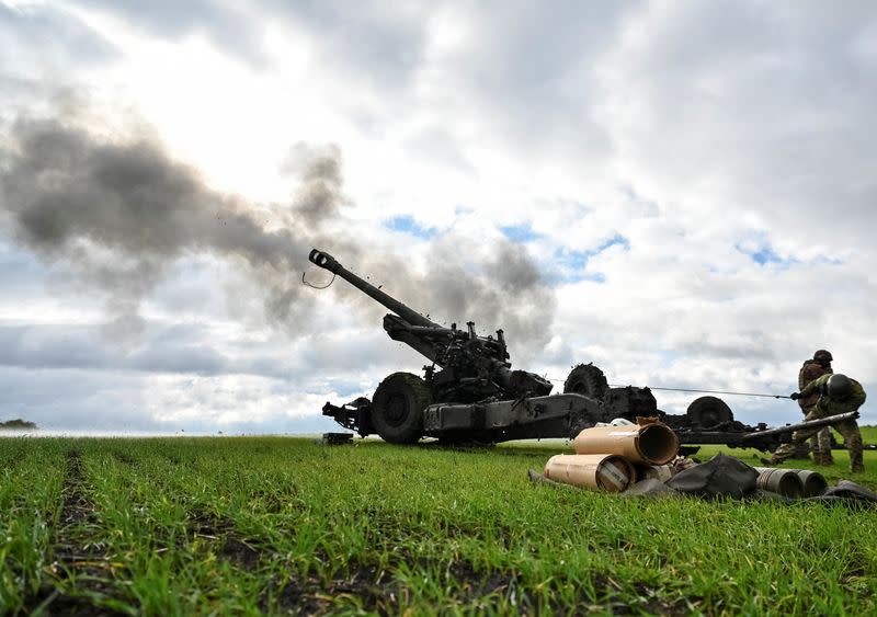 Miembros del servicio ucraniano disparan un proyectil de un obús remolcado FH-70 en una línea del frente, mientras continúa el ataque de Rusia a Ucrania, en la región de Zaporiyia