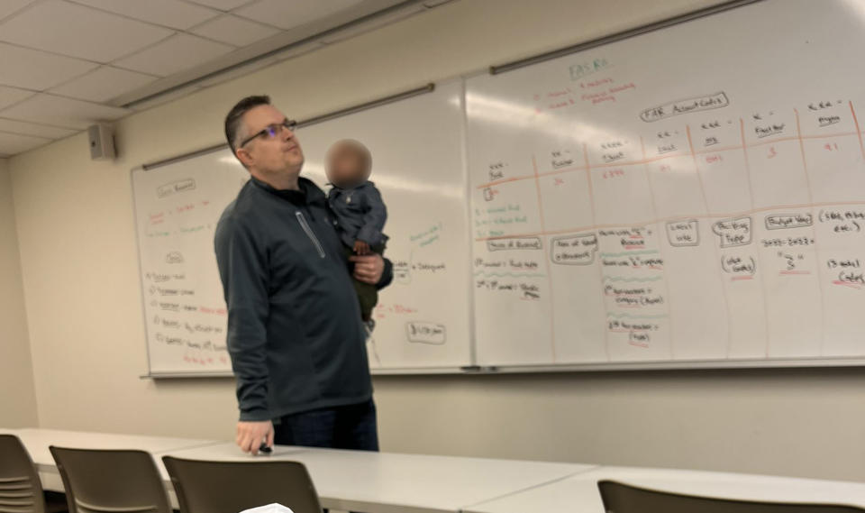 Bobby Ott, a lecturer at Baylor University, volunteered as class babysitter when student Traniece Brown-Warrens had her hands full. (@BrownWarrens via Twitter)
