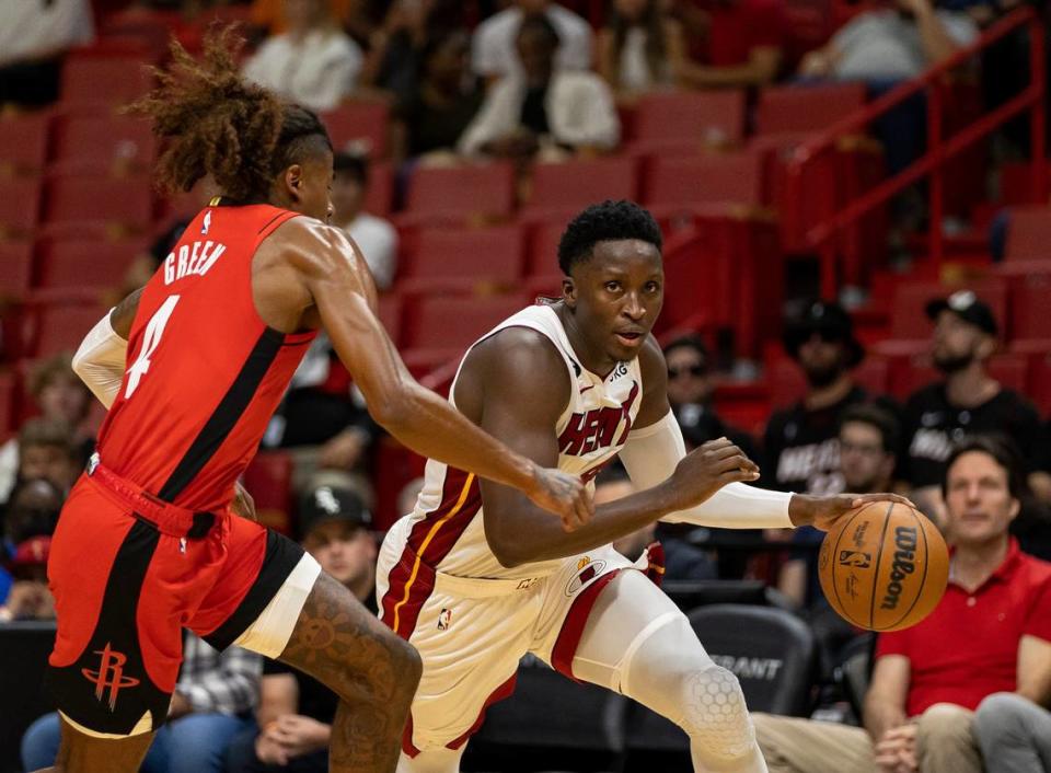 El escolta del Heat Victor Oladipo (der.) entra al aro ante la marca de TyTy Washington Jr., de los Rockets de Houston, en el partido celebrado el 10 de octubre de 2022 en Miami.