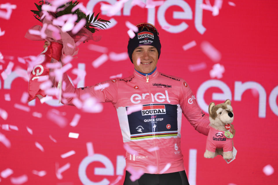 Remco Evenepoel con la maglia rosa tras ganar la 9na etapa del Giro de Italia, el domingo 14 de mayo de 2023, en Cesena. (Massimo Paolone/LaPresse vía AP)