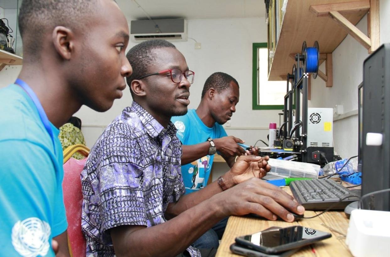 Le Baby Lab est le premier laboratoire de fabrication numérique (FabLab) de Côte d’Ivoire, installé dans le quartier populaire d’Abobo à Abidjan. © Guiako Obin, Baby Lab