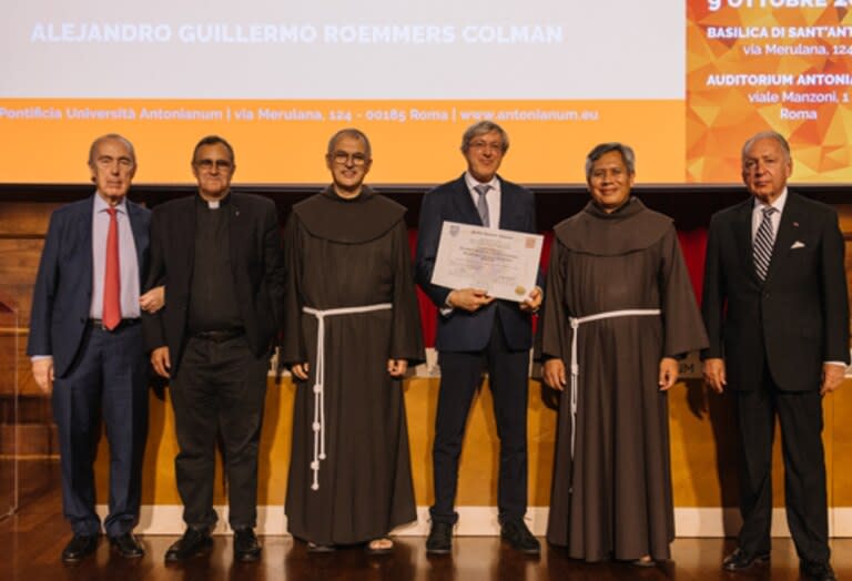 Alejandro G. Roemmers fue reconocido por la Pontificia Universitá Antonianum de Roma con el Doctorado Honoris Causa