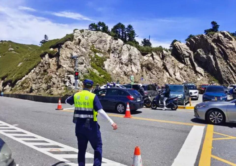 仁愛警分局翠峰派出所說，車流量大，武嶺停車場全面啟用紅綠燈號誌，實施單向管制。（記者陳金龍翻攝）