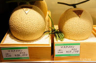 <b>Melones Yubari</b>: 160 dólares la unidad, o 265 dólares los dos (120 euros o 198 euros respectivamente). Foto: brad_lp80