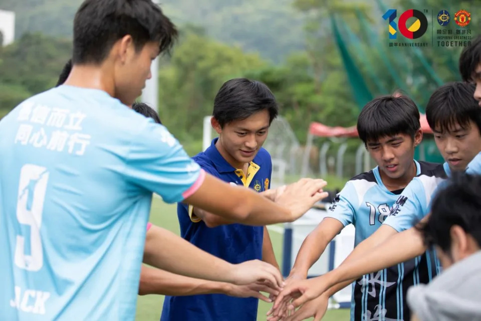 傑志球員趙聡悟（Sogho）（左二）感恩當年有機會到英國曼徹斯特見識其他球隊的技術，激勵自己要成為一個香港足球員。