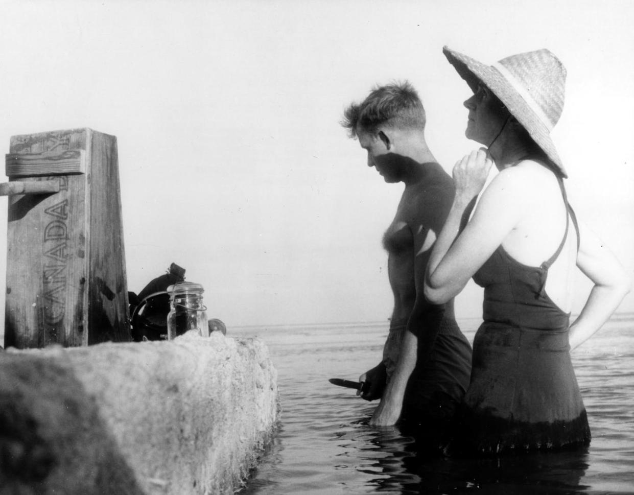 <span class="caption">Rachel Carson y el ilustrador Bob Hines en los Cayos de Florida en 1955, durante el trabajo de campo previo a su libro _The Edge of the Sea_. </span> <span class="attribution"><a class="link " href="https://commons.wikimedia.org/wiki/File:Robert_Hines_and_Rachel_Carson.jpg" rel="nofollow noopener" target="_blank" data-ylk="slk:Wikimedia Commons / Rex Gary Schmidt/U. S. Fish and Wildlife Service;elm:context_link;itc:0;sec:content-canvas">Wikimedia Commons / Rex Gary Schmidt/U. S. Fish and Wildlife Service</a></span>