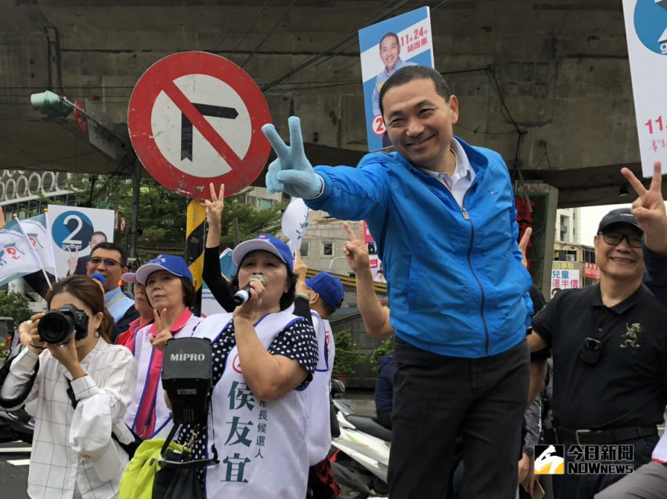 ▲侯友宜今日在板橋區的民生路與文化路口拜票，很多民眾訝異怎麼連市長候選人都要在路口拜票。（圖／記者陳志仁攝，2018.11.09）