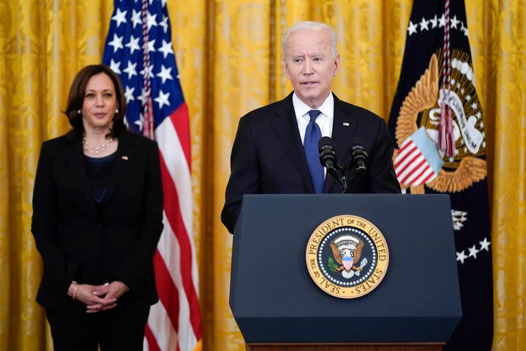 La vicepresidenta Kamala Harris escucha al presidente Joe Biden antes de que apruebe la ley contra crímenes de odio en la Casa Blanca, el jueves 20 de mayo de 2021, en Washington. (AP Foto/Evan Vucci)