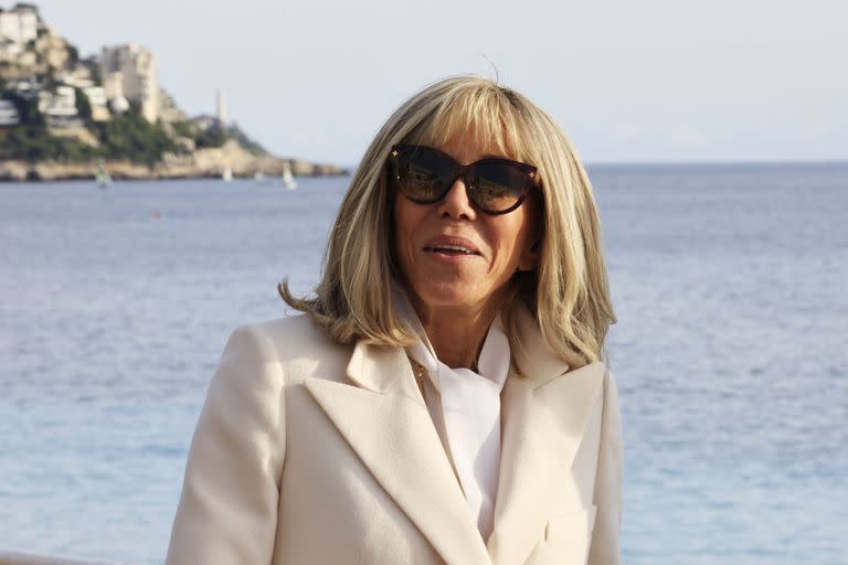 French President's wife Brigitte Macron walks on the "Promenade des Anglais" during the opening of the 2023 edition of the "Pieces Jaunes" (Yellow Coins) fundraising operation, aimed at improving the lives of hospitalised children, in Nice, southern France, on January 11, 2023. (Photo by Valery HACHE / AFP)