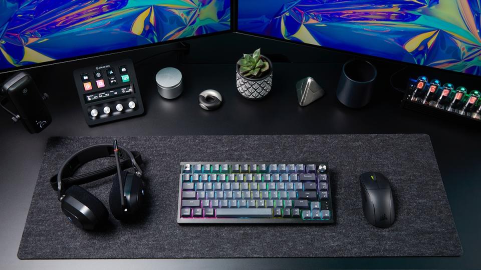 Corsair K65 PLUS WIRELESS鍵盤採75%比例配置，對應鍵軸熱插拔更換、多種連接方式