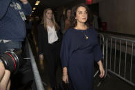 La actriz Annabella Sciorra, derecha llega como testigo al juicio por violación de Harvey Weinstein en Nueva York, el jueves 23 de enero de 2020. (Foto AP/Richard Drew)