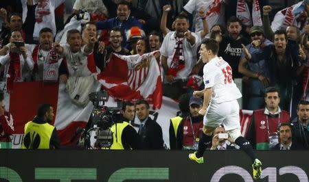 Sevilla's Kevin Gameiro celebrates after scoring a winning penalty shot against Benfica during their Europa League final soccer match at the Juventus stadium in Turin, May 14, 2014. REUTERS/Tony Gentile