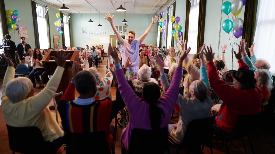 Ross Tomlinson (Gerald) conducts the hospital choir in Allelujah. (Pathé/BBC)