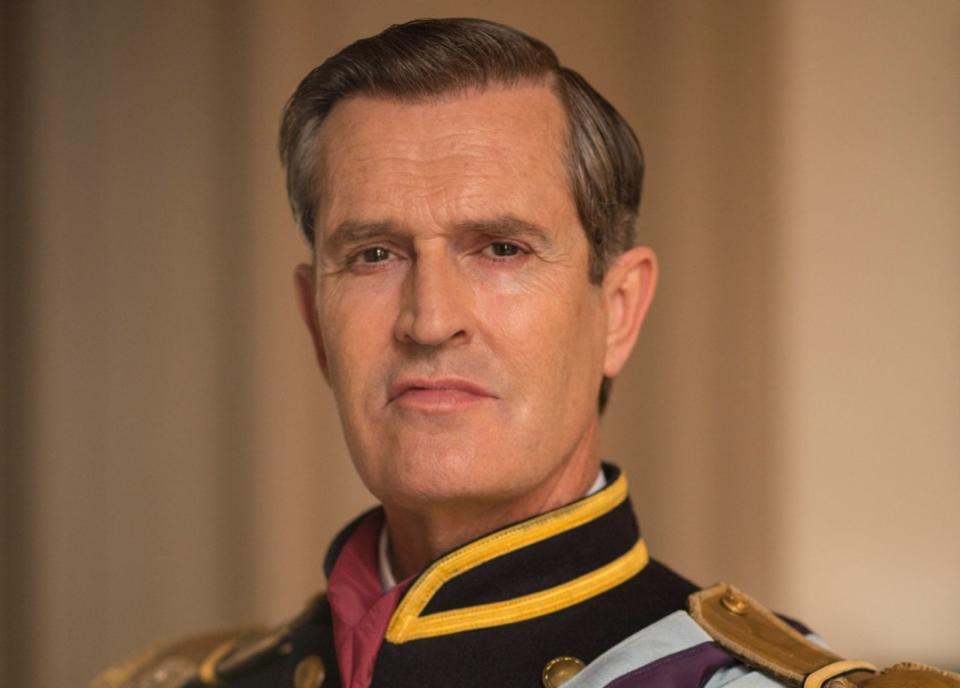 Rupert Everett durfte 2015 in "A Royal Night - Ein königliches Vergnügen" übrigens noch einen britischen König spielen: George VI. Allerdings war dem Darsteller auch diesmal nur eine Nebenrolle vergönnt. Dafür wurde George VI. ja schon 2010 ein oscarprämiertes Leinwanddenkmal gesetzt. (Bild: 2015 Concorde Filmverleih GmbH)