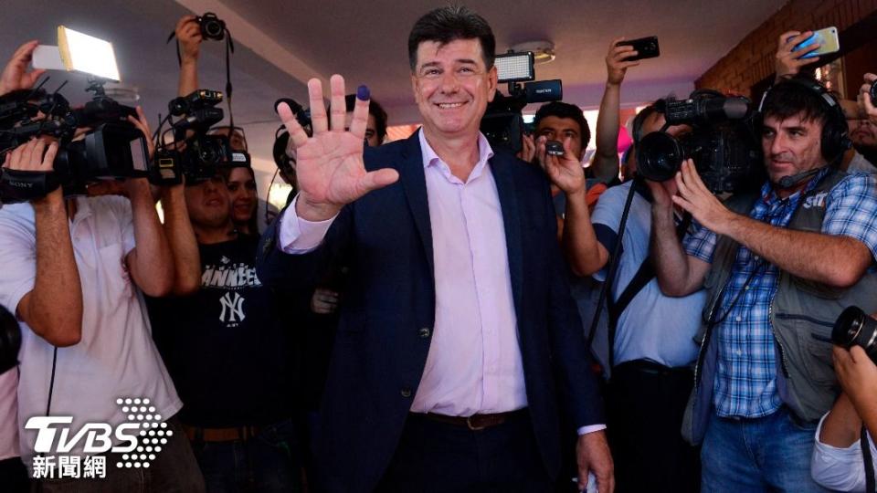 巴拉圭在野黨總統候選人阿列格雷（中），揚言當選後將與台灣斷交。（圖／達志影像美聯社）