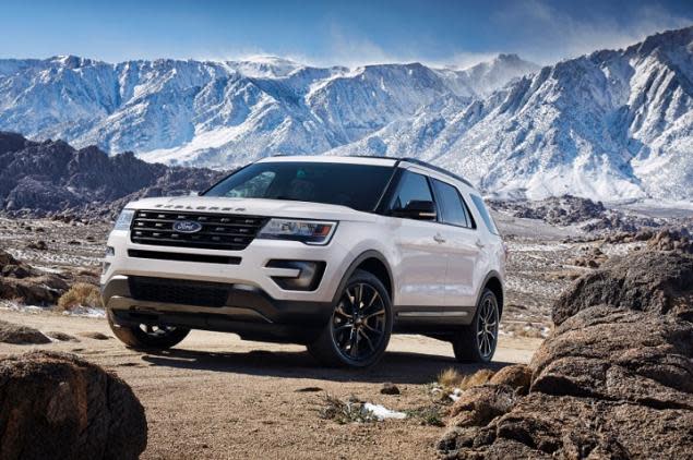 2017 Ford Explorer XLT Sport front quarter photo