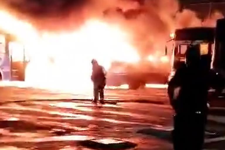 Incendio en una terminal de ómnibus de La Tablada