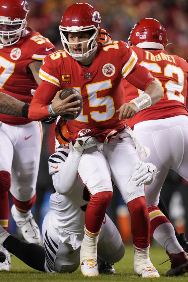 Cincinnati, United States. 02nd Jan, 2022. Cincinnati Bengals quarterback  Joe Burrow (9)runs the football under pressure from Kansas City Chiefs  defense during the second half of play at Paul Brown Stadium in