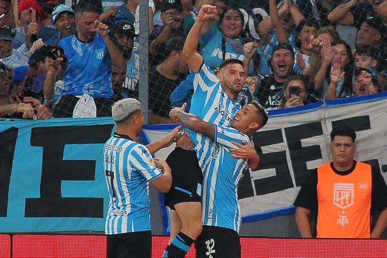 Juanfer Quintero y Almendra levantan a Maravilla Martínez, autor del primer gol de Racing vs. Lanús