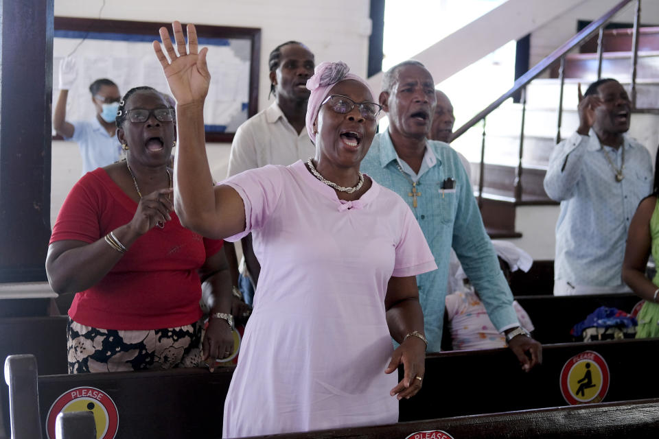Feligreses entonan un himno en la Primera Iglesia Bautista de San Andrés (Colombia) el 21 de agosto del 2022. (AP Photo/Luis Andrés Henao)