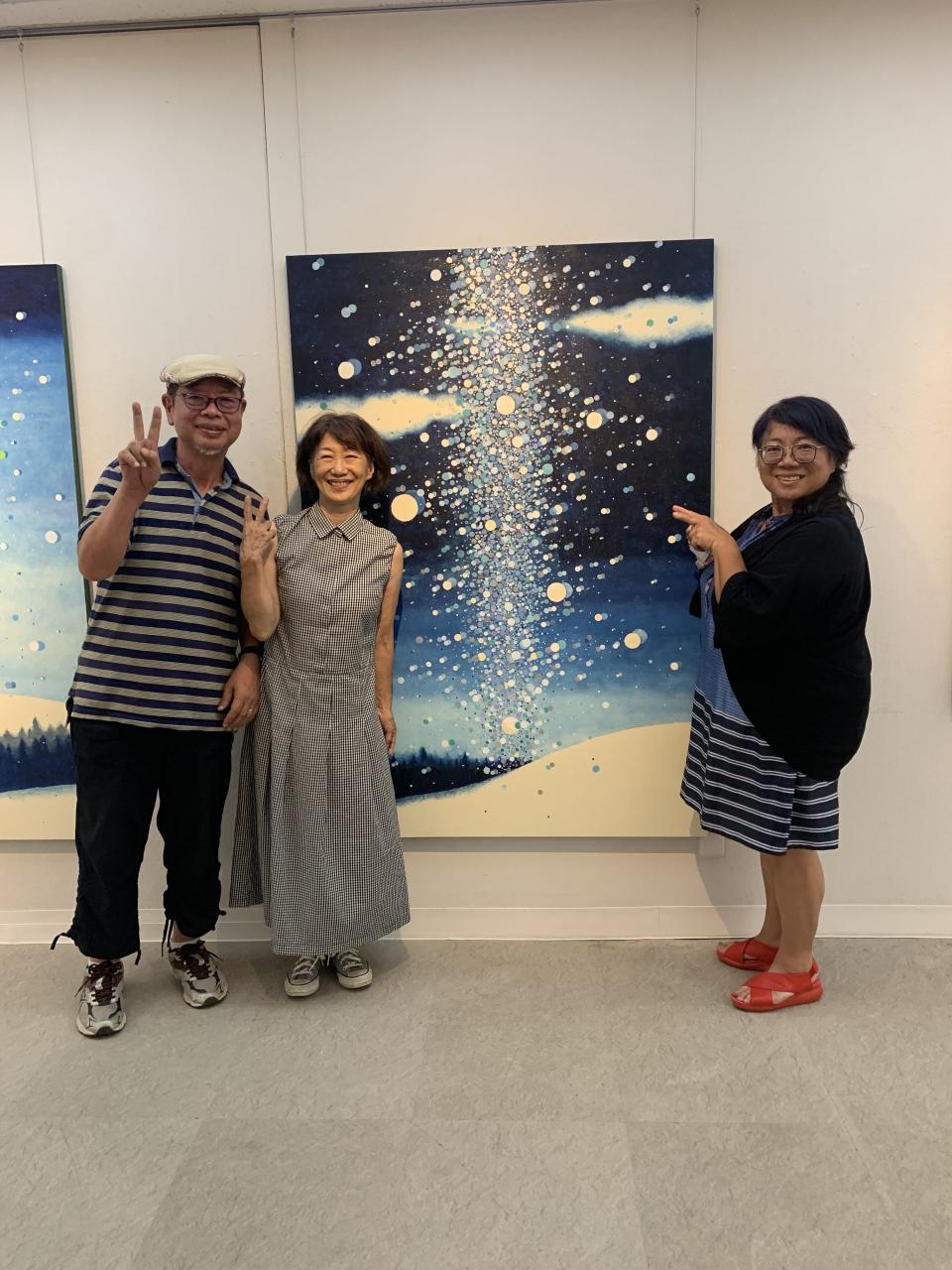 本文作者和插畫家佐藤Miki 伉儷合照於畫展
<br />