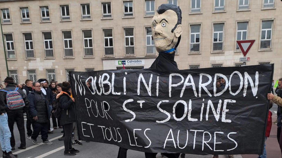 À Caen, ce mannequin à l’effigie d’Emmanuel Macron a été brûlé jeudi 30 mars lors d’une manifestation. Une enquête a été ouverte le lendemain par le Parquet. 