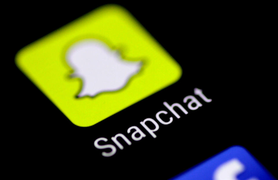 Приложение для обмена сообщениями Snapchat на экране телефона 3 августа 2017 года. REUTERS/Thomas White