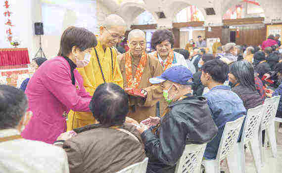 惠中寺寒冬送暖從最初發放600福田戶，至今發放1200戶。覺居法師說，寒冬送暖如同冬天的太陽，施者受者皆溫暖，期許大眾將此溫暖帶回去，有了正向力量，所到之處必有陽光普照，身心康泰幸福。