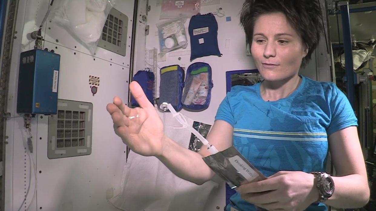 La astronauta Samantha Cristoforetti manipulando agua en la Estación Espacial Internacional. <a href="https://www.esa.int/Science_Exploration/Human_and_Robotic_Exploration/International_Space_Station/Water_in_space" rel="nofollow noopener" target="_blank" data-ylk="slk:ESA;elm:context_link;itc:0;sec:content-canvas" class="link ">ESA</a>