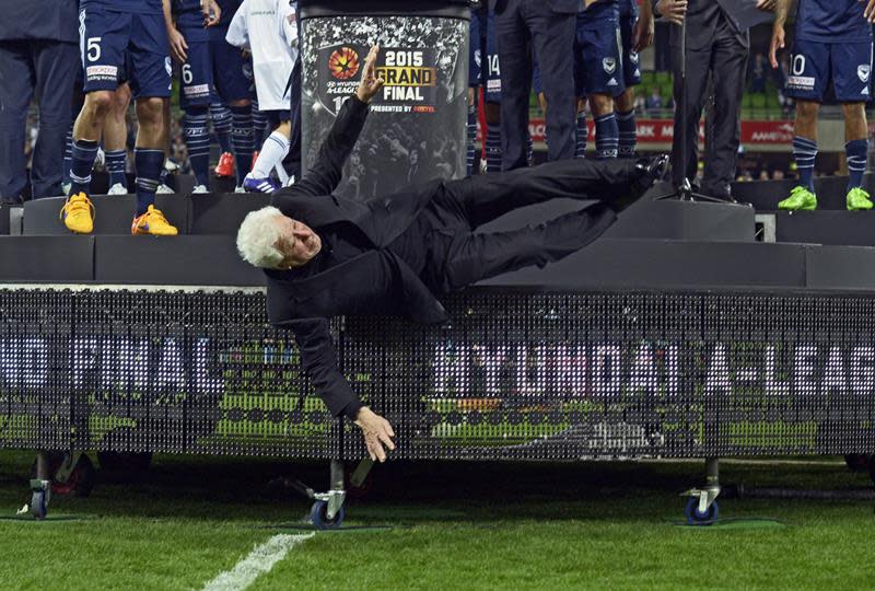 Melbourne (Australia), 17/05/2015.- Frank Lowy, Chairman of the Football Federation Australia (FFA), falls of the stage during the awarding ceremony after the Australian A-League Grand Final soccer match between Melbourne Victory and Sydney FC at AAMI Park in Melbourne, Australia, 17 May 2015. EFE/EPA/TRACEY NEARMY AUSTRALIA AND NEW ZEALAND OUT