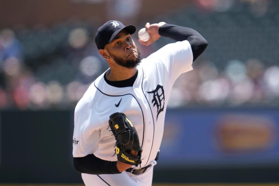 El lanzador de los Tigres de Detroit, Eduardo Rodríguez, lanza contra los Medias Blancas de Chicago en la primera entrada en el Comerica Park de Detroit el domingo 28 de mayo de 2023.