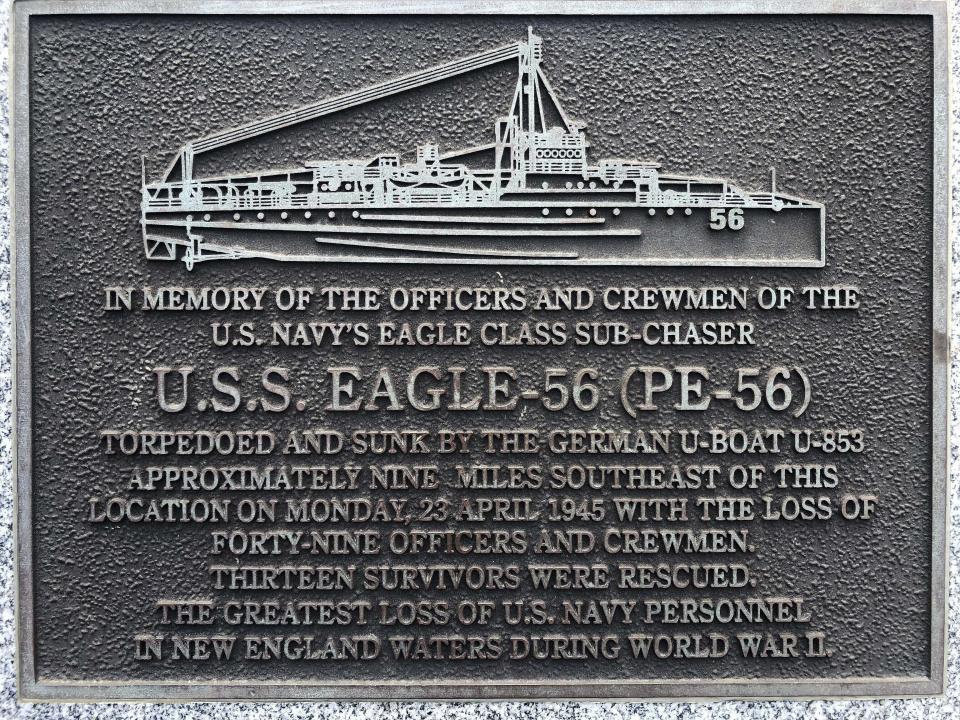 Esta fotografía muestra una placa sobre un buque de guerra de la Armada de Estados Unidos que naufragó en la Segunda Guerra Mundial, que fue colocada en el parque Fort Williams en Cape Elizabeth, en Maine, el jueves 18 de julio de 2019. (AP Foto/David Sharp)