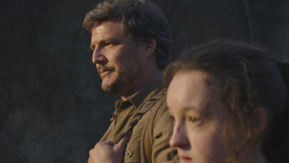 Endzeit mit Zombies: Oft erzählt, aber es kommt eben drauf an, wie man's macht. Joel (Pedro Pascal) und Ellie (Ella Ramsey) durchstreifen die von einer Pandemie, Gangster-Horden und einem faschistischen Militärregime destabilisierte USA. Die Erzählung eines "ungleichen Paares" on the road dürfte als Serien-Highlight 2023 schwer zu schlagen sein. (Bild: 2021 Home Box Office, Inc. All rights reserved. HBO® and all related programs are the property of Home Box Office, Inc.)