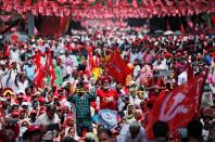 <p>Bauern und Arbeiter im indischen Neu-Delhi hören bei einem Protest gegen die Politik des Premierministers Narendra Modri einem Redner zu. (Bild: REUTERS/Adnan Abidi) </p>