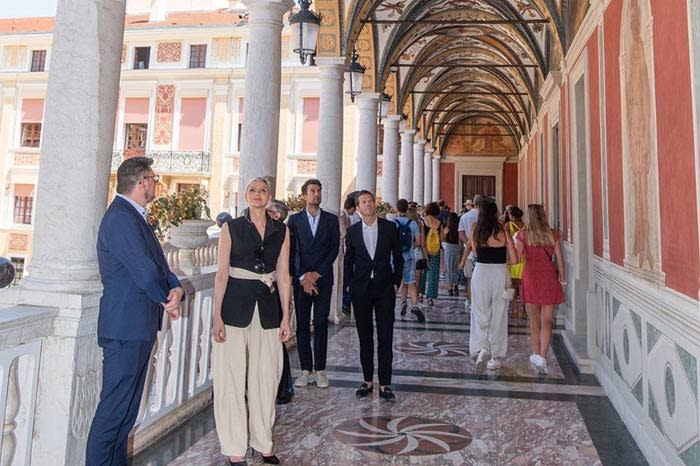 La princesa Charlene enseñando el Palacio Grimaldi