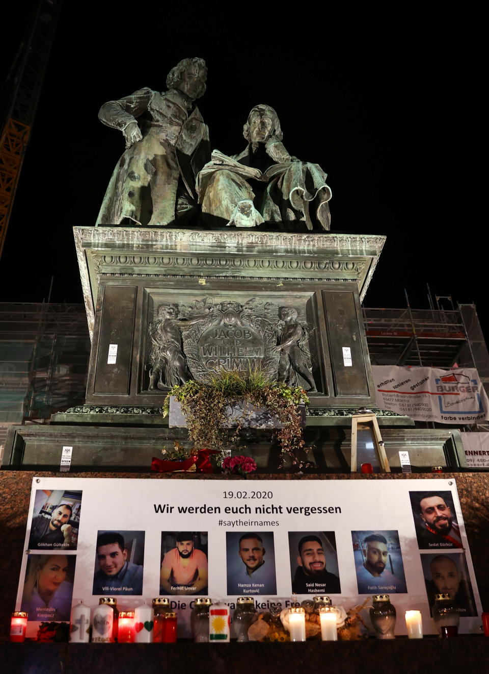 Gedenkort am Brüder-Grimm-Denkmal in Hanau (Bild: Reuters/Kai Pfaffenbach)