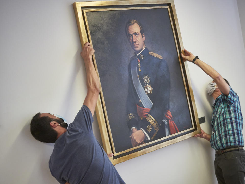 PAMPLONA, SPAIN - JUNE 15: Two workers remove the portrait of King Emeritus Juan Carlos I from the Governing Chamber of the Legislative Foral of the Parliament of Navarra on June 15, 2020 in Pamplona, Spain. It has been removed hours after the Board of Spokespersons approved the act with the votes of the Socialist Party of Navarre, Geroa Bai, EH Bildu, Podemos and Izquierda-Ezkerra, at the proposal of the Mixed Group, and with the votes against the coalition Navarra Suma (UPN, PP, Ciudadanos). (Photo by Eduardo Sanz/Europa Press via Getty Images)