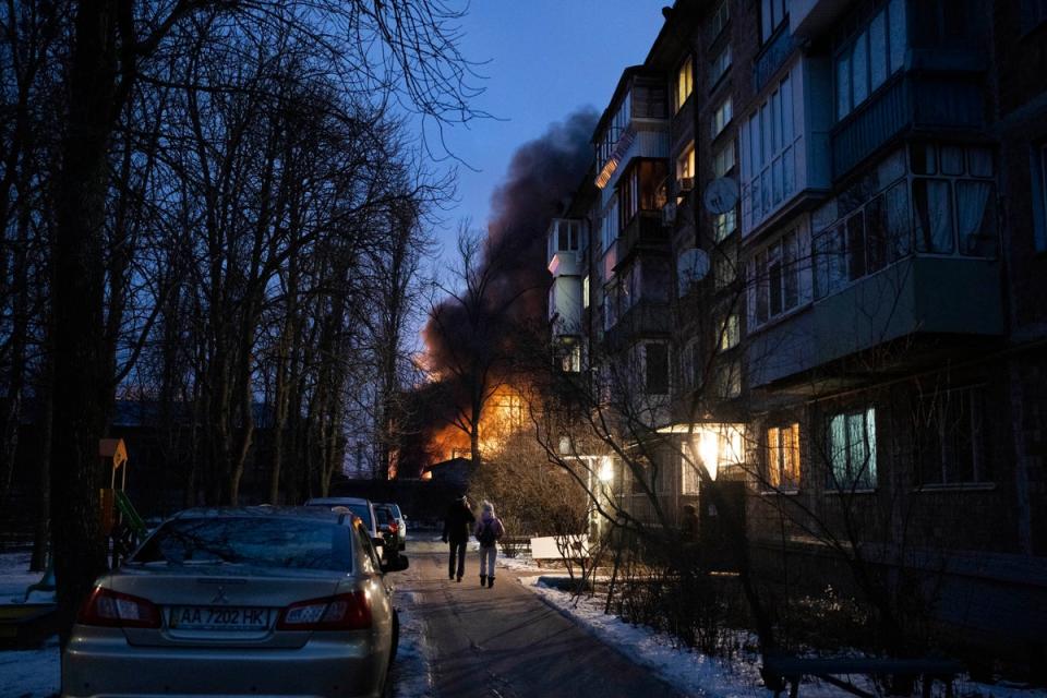 Les sauveteurs tentent d'éteindre une infrastructure électrique critique en feu après une attaque de drone à Kyiv, (AP)