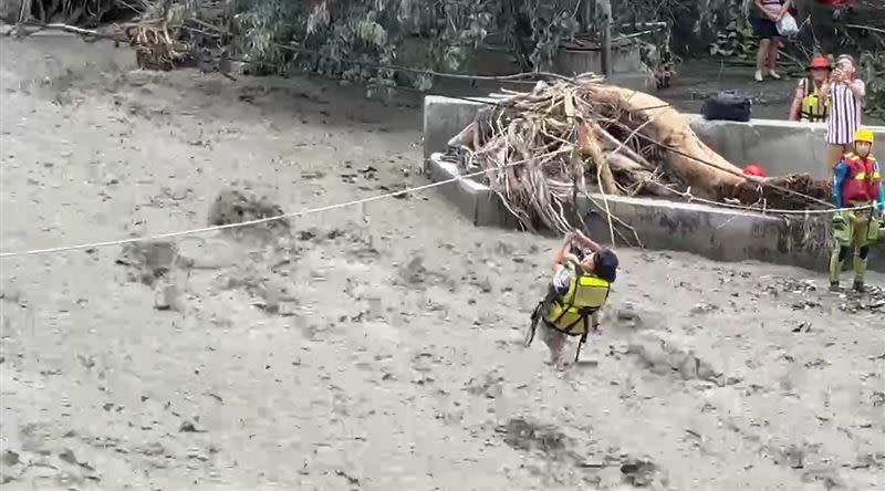 特搜隊員在廬山溫泉架設牽引繩，救出受困的居民與遊客。（圖／翻攝畫面）
