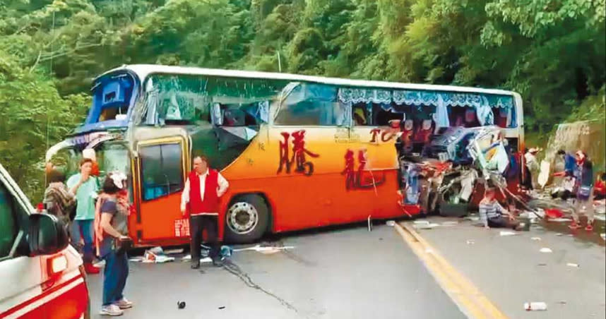 騰龍遊覽車3月16日事故造成6死39傷，運安會昨發出期中安全通告，直指遊覽車座椅有系統性問題，初步發現遊覽車的座椅安裝工法不恰當，靠窗座椅更少了2顆螺絲加固，才會輕易與車體分離。（宜蘭縣消防局提供） Facebook   Messenger   Line   Weibo   Twitter   Telegram   複製連結