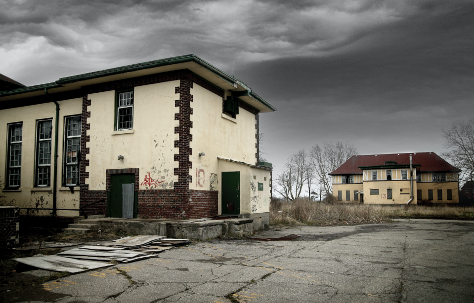 <em><strong>Jóvenes graban sucesos paranormales en un hospital abandonado en plena tormenta. Crédito: Getty Images/David Wile.</strong></em>