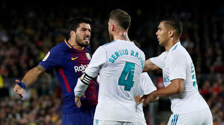 Soccer Football - La Liga Santander - FC Barcelona v Real Madrid - Camp Nou, Barcelona, Spain - May 6, 2018 Barcelona's Luis Suarez clashes with Real Madrid's Sergio Ramos and Casemiro REUTERS/Albert Gea