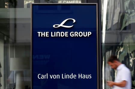 Linde Group logo is seen at its headquarters in Munich, Germany August 15, 2016. REUTERS/Michaela Rehle