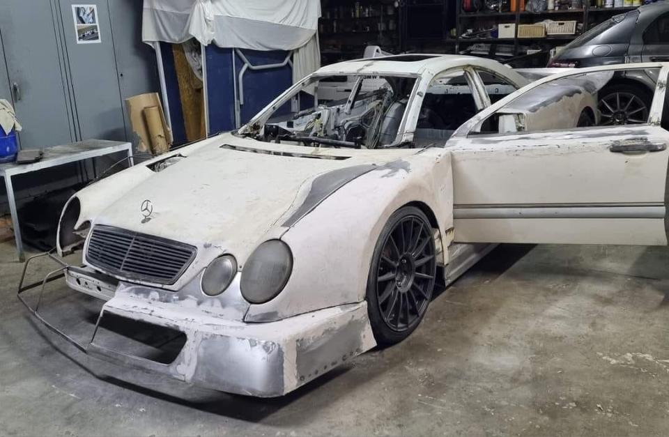 Johan Ackermann's Mercedes CLK GTR clone during construction