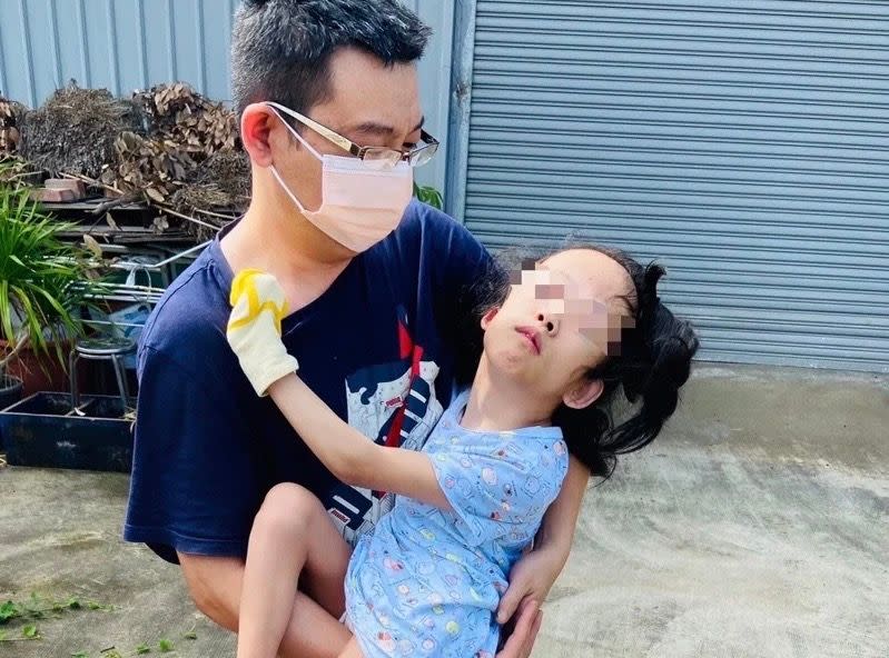 彭爸爸的11歲女兒患有腦疾，他憑一己力扛起全家生計。（創世基金會彰化分會提供）
